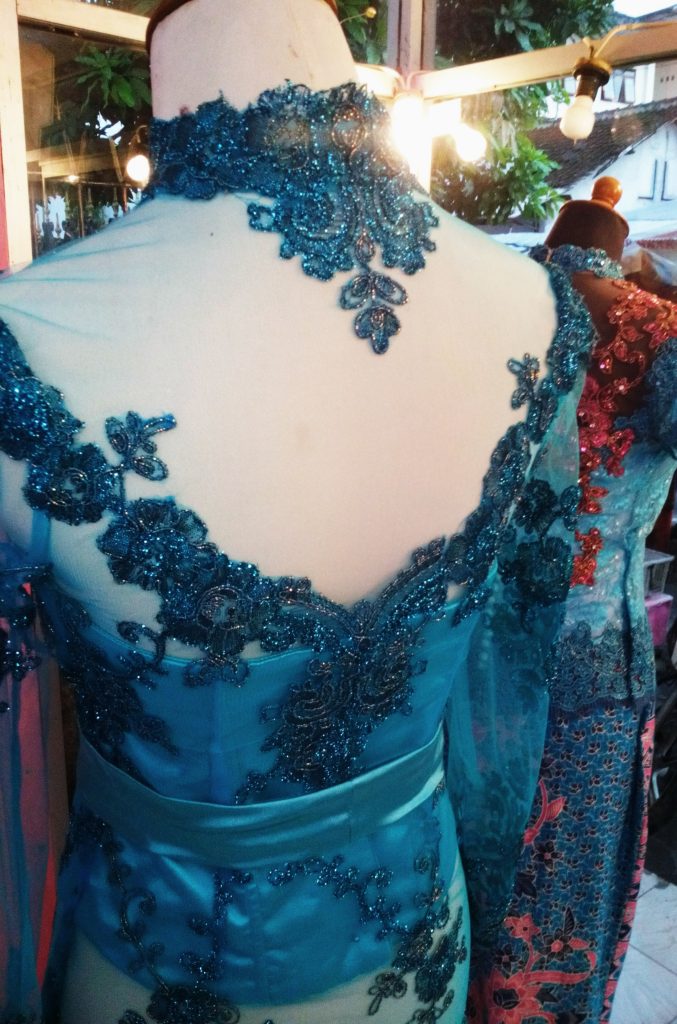 kebaya biru krah shanghai dan rebah tampak belakang