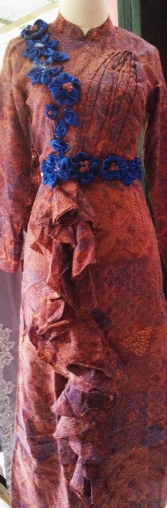 dress batik syabo dengan korsase biru
