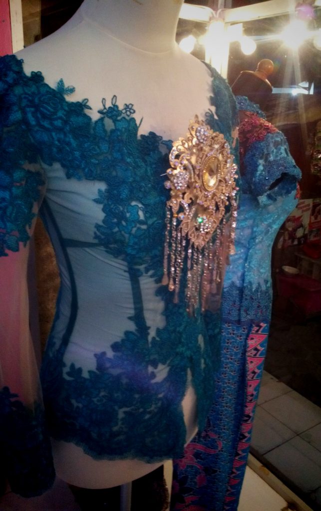 kebaya toska motif bunga bunga dengan kerah sabrina tampak samping