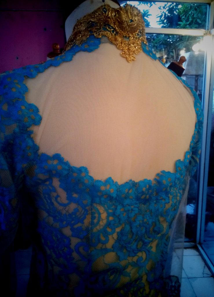 Kebaya warna biru emas tampak punggung