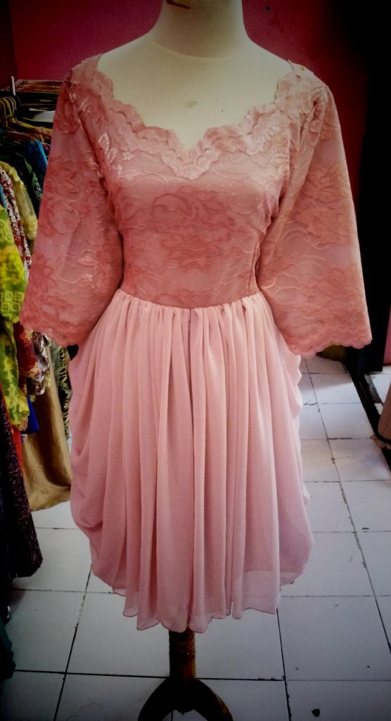 Gaun Pink Atasan Brocade Dengan Bawahan Drapery
