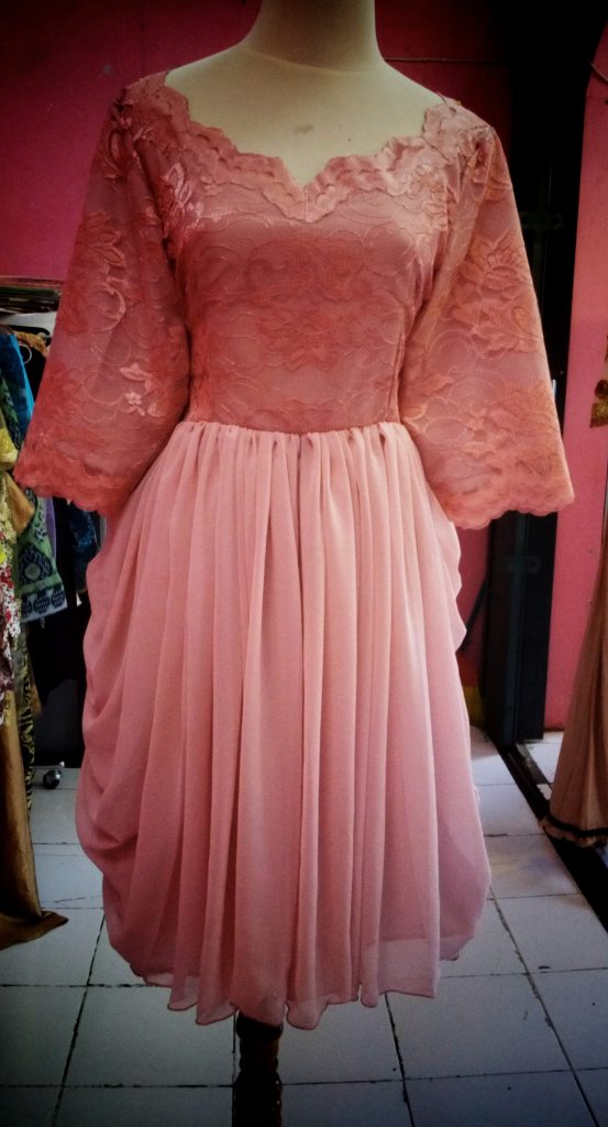 gaun pink atasan brocade dengan bawahan rok drapery tapak depan 1