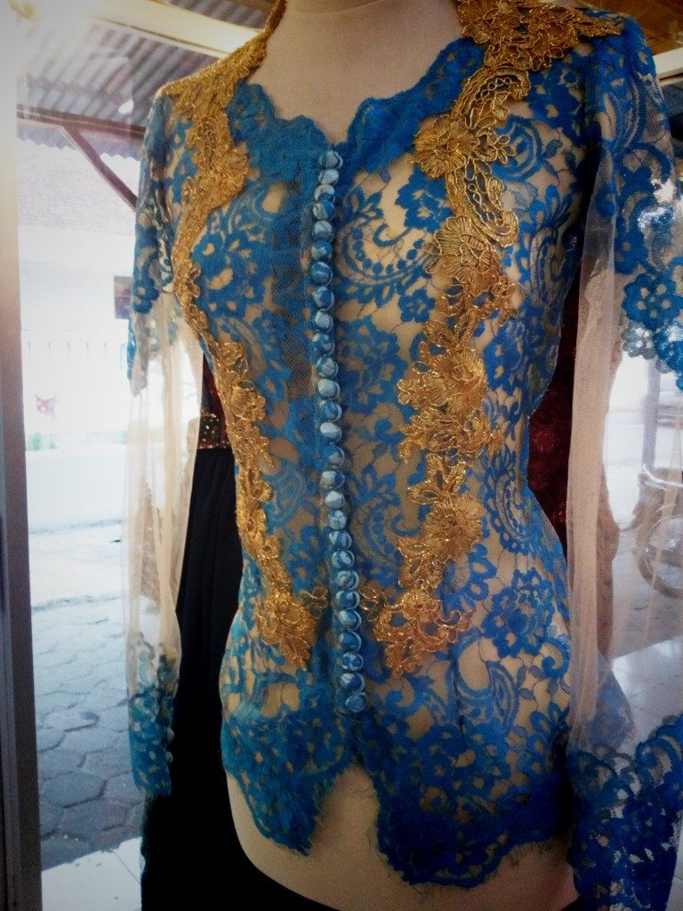 kebaya biru kombinasi emas