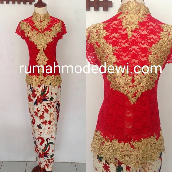 Dress Warna Merah Maroon Dengan Kombinasi Warna Emas