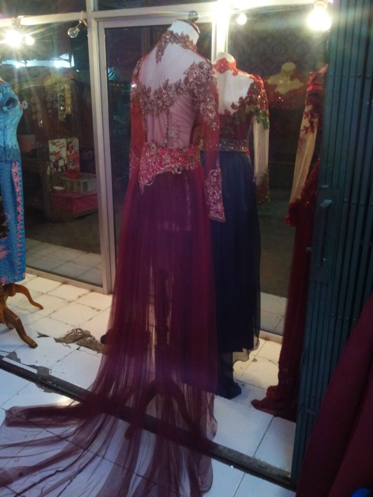 Kebaya Pengantin Ekor Panjang Merah Maroon Tampak Samping