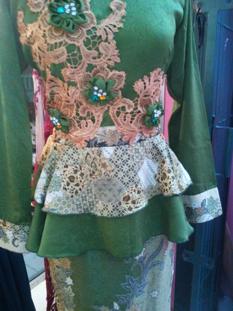 Dress Sepan Panjang Peplum Aplikasi Bunga