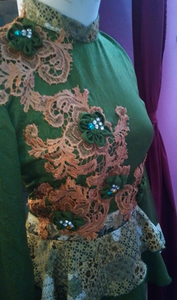 Dress Sepan Panjang Peplum Aplikasi Bunga Bagian Dada