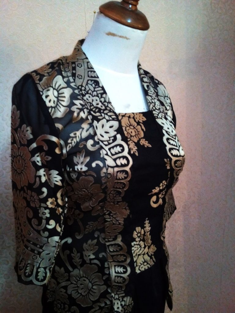 Kebaya Kartini Bahan Sifom Hitam kombinasi Emas Tampak Samping