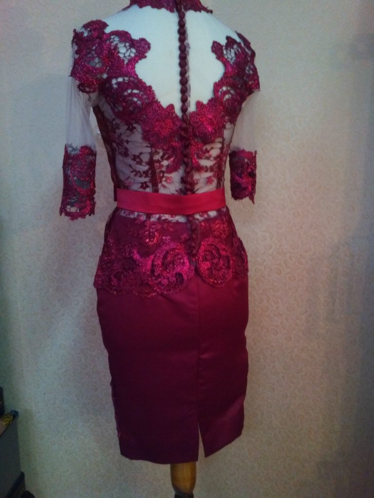 Kebaya Maroon Dengan Obi Pita Tampak Belakang Full