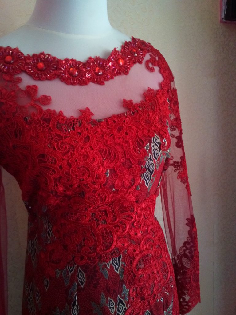 Dress Batik Merah Dengan Bordir Tampak Dada