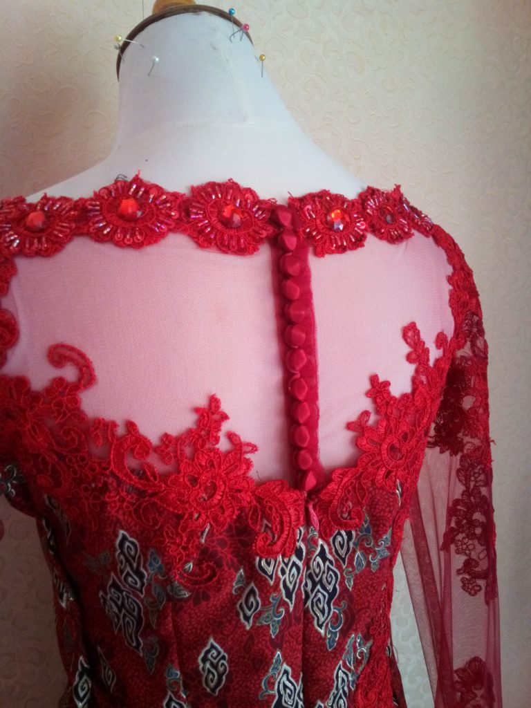 Dress Batik Merah Dengan Bordir Tampak Punggung