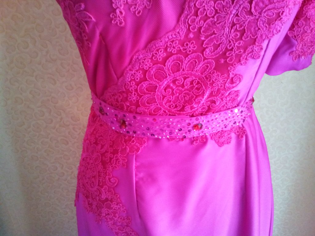 Dress Cantik Asimetis Warna Pink Detail