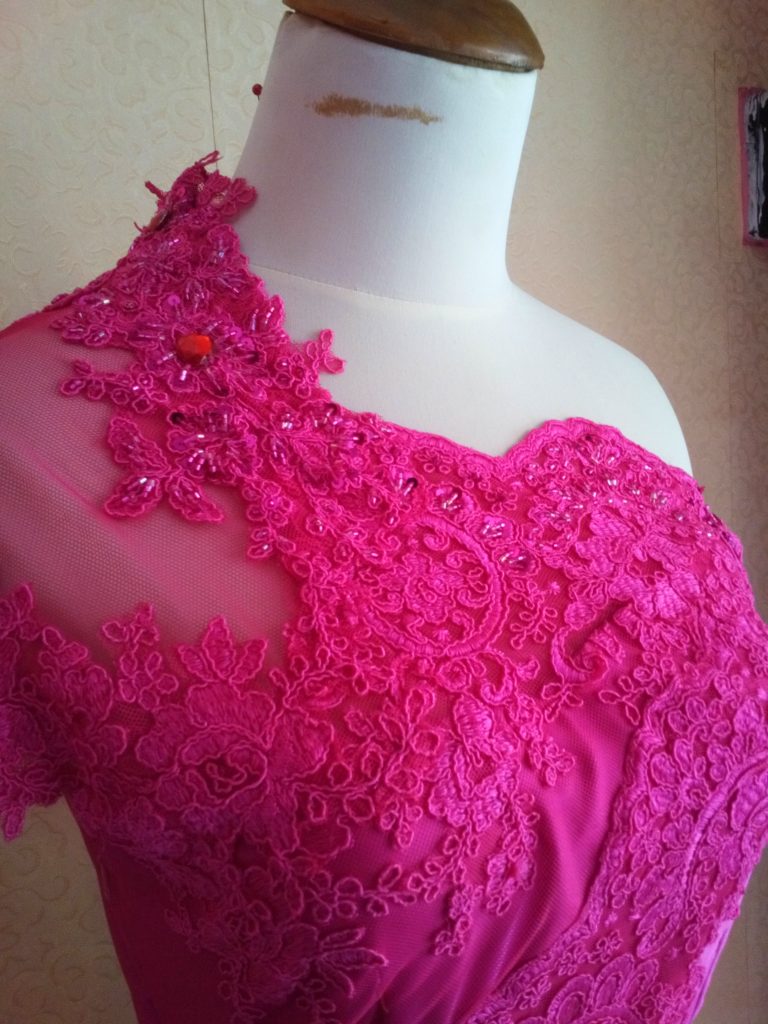 Dress Cantik Asimetis Warna Pink Bagian Atas