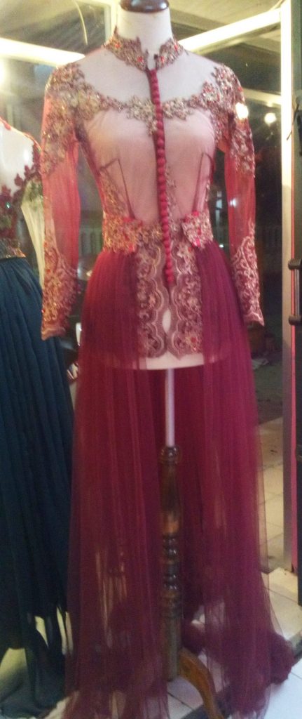 Kebaya Pengantin Ekor Panjang Merah Maroon Tampak Depan