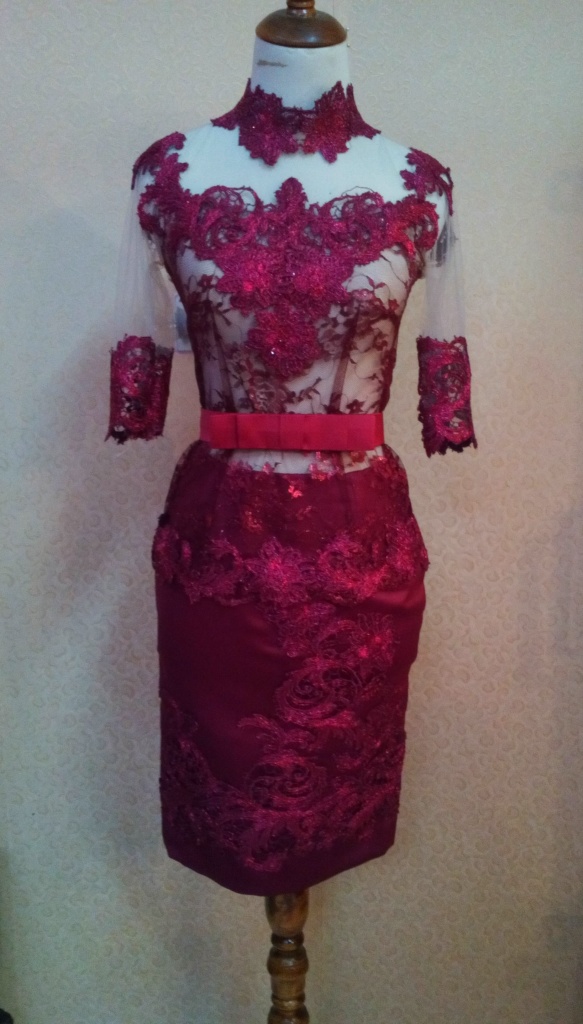 Kebaya Maroon Dengan Obi Pita Tampak Depan Full