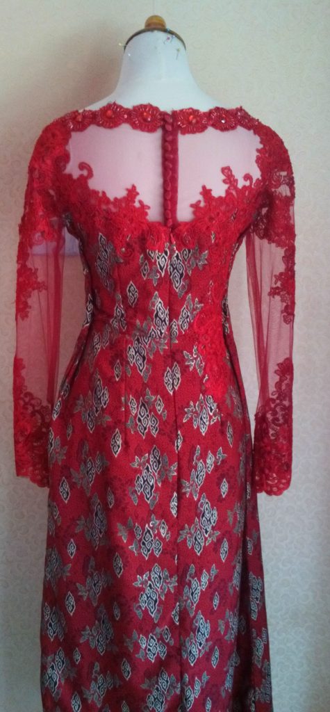 Dress Batik Merah Dengan Bordir Tampak Belakang