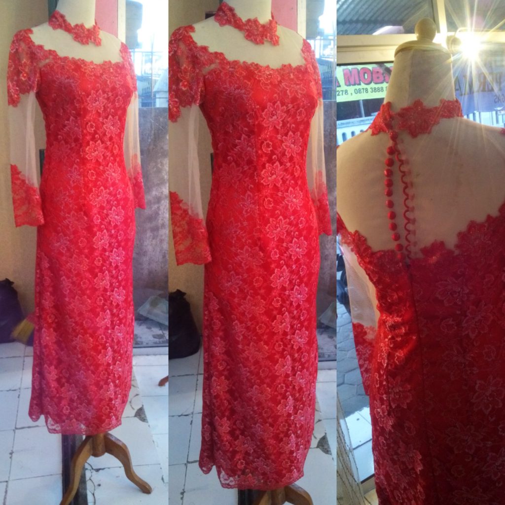 Dress Merah Brocade Kerah Tinggi Vuring