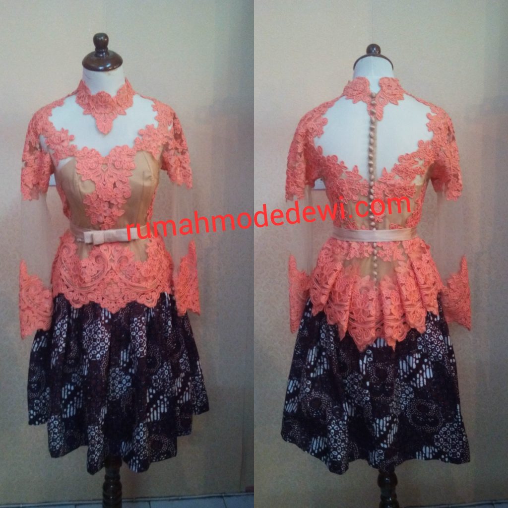 Kebaya Peplum Warna Orange Koral Dengan Rok Tutu Batik