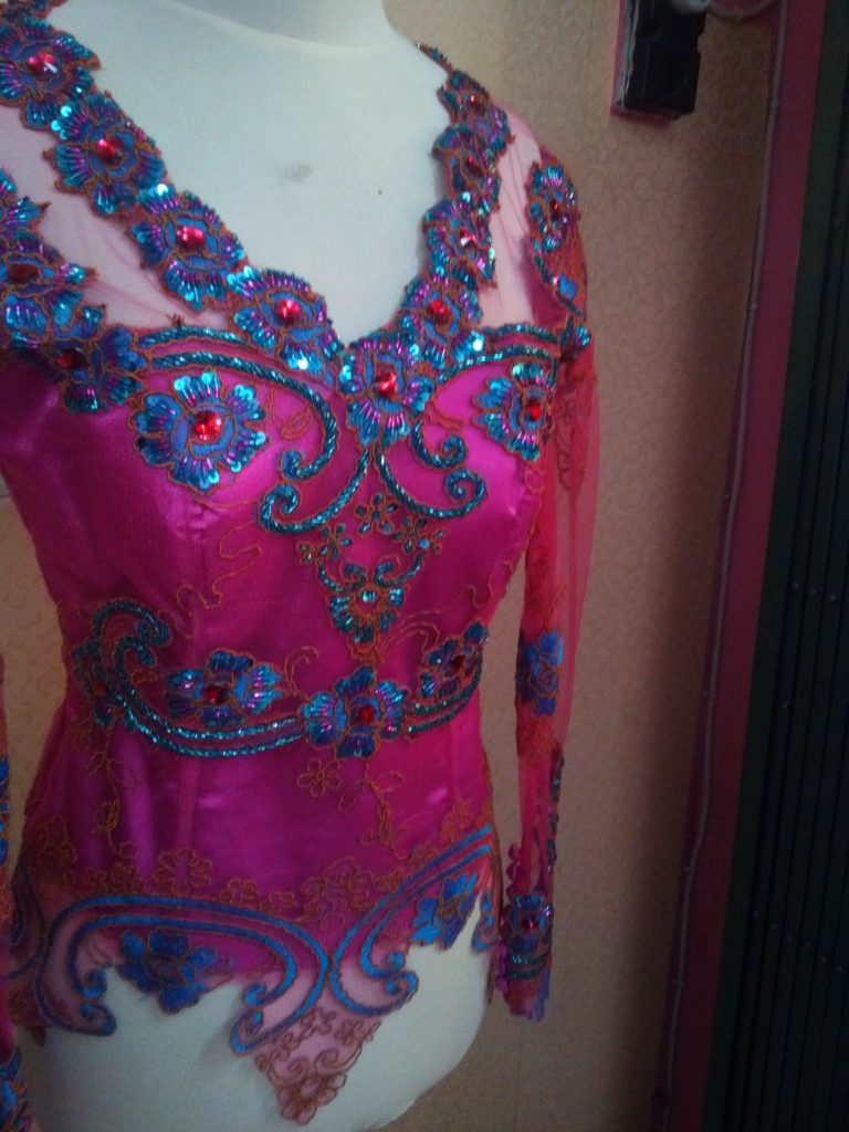 Kebaya Kombinasi Shocking Pink Dan Hijau Tosca Payet Tampak Samping