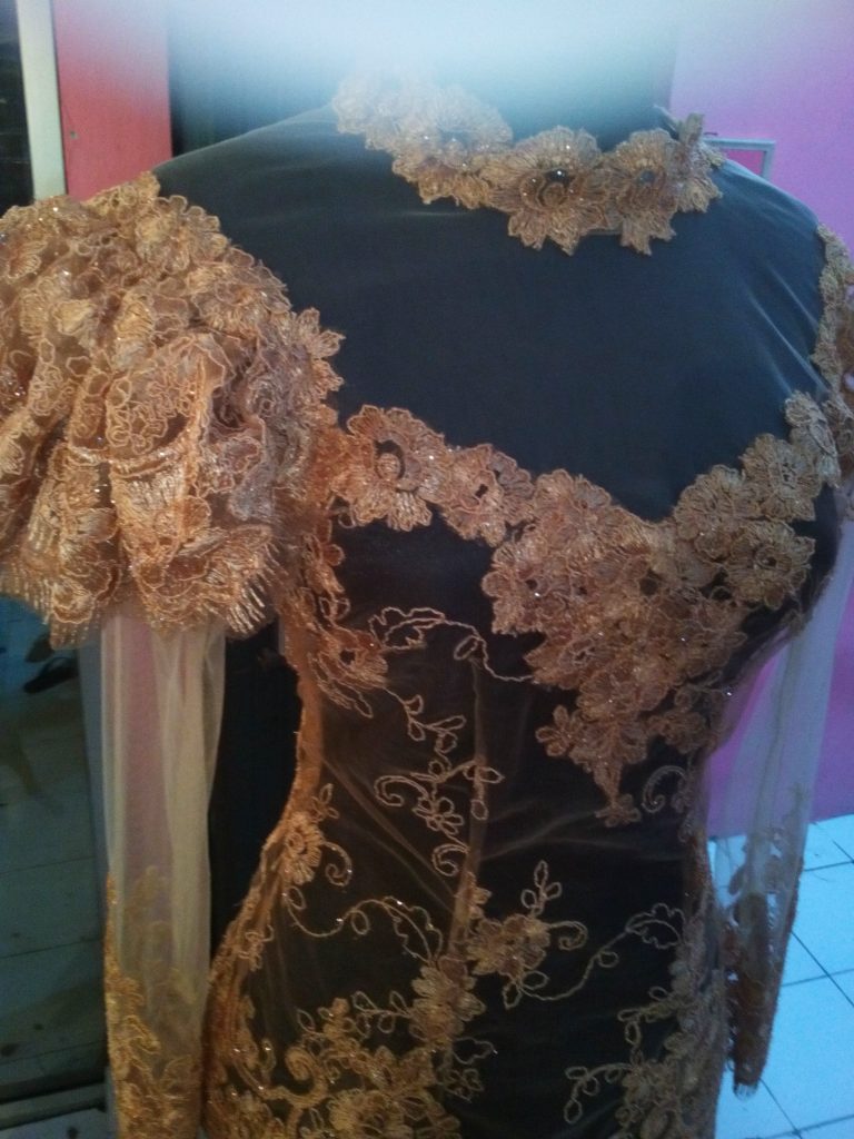 Kebaya Emas Tangan Kerut Asimetris