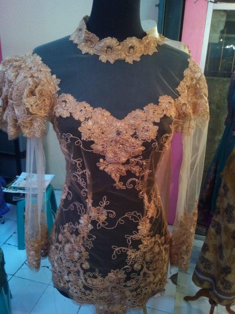 Kebaya Emas Tangan Kerut Asimetris full