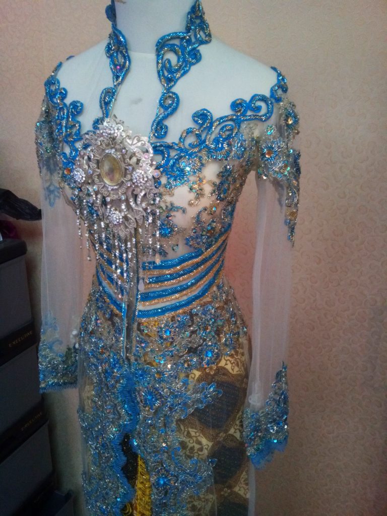 Kebaya Pengantin Biru Muda Aplikasi Pinggang Tampak Samping