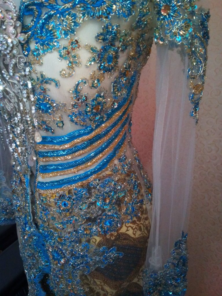 Kebaya Pengantin Biru Muda Aplikasi Pinggang Detail