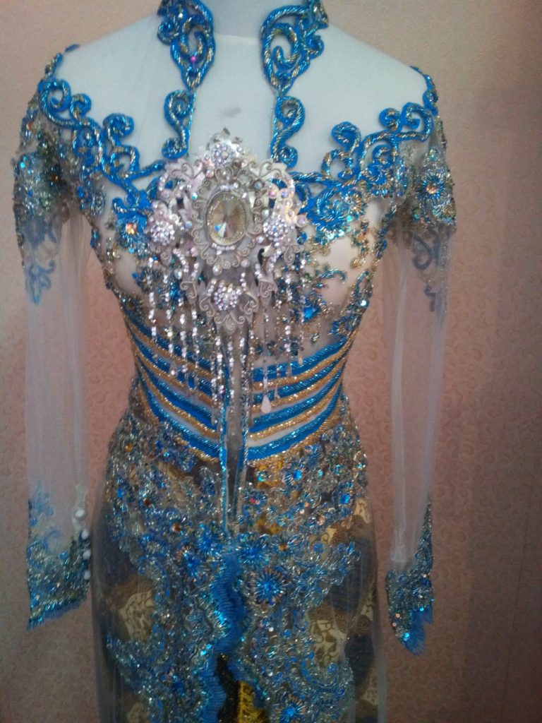 Kebaya Pengantin Biru Muda Aplikasi Pinggang Tampak Depan