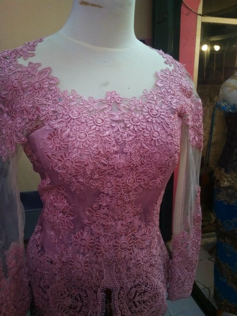 Kebaya Wisuda Kerah Sabrina Warna Pink Tampak Depan