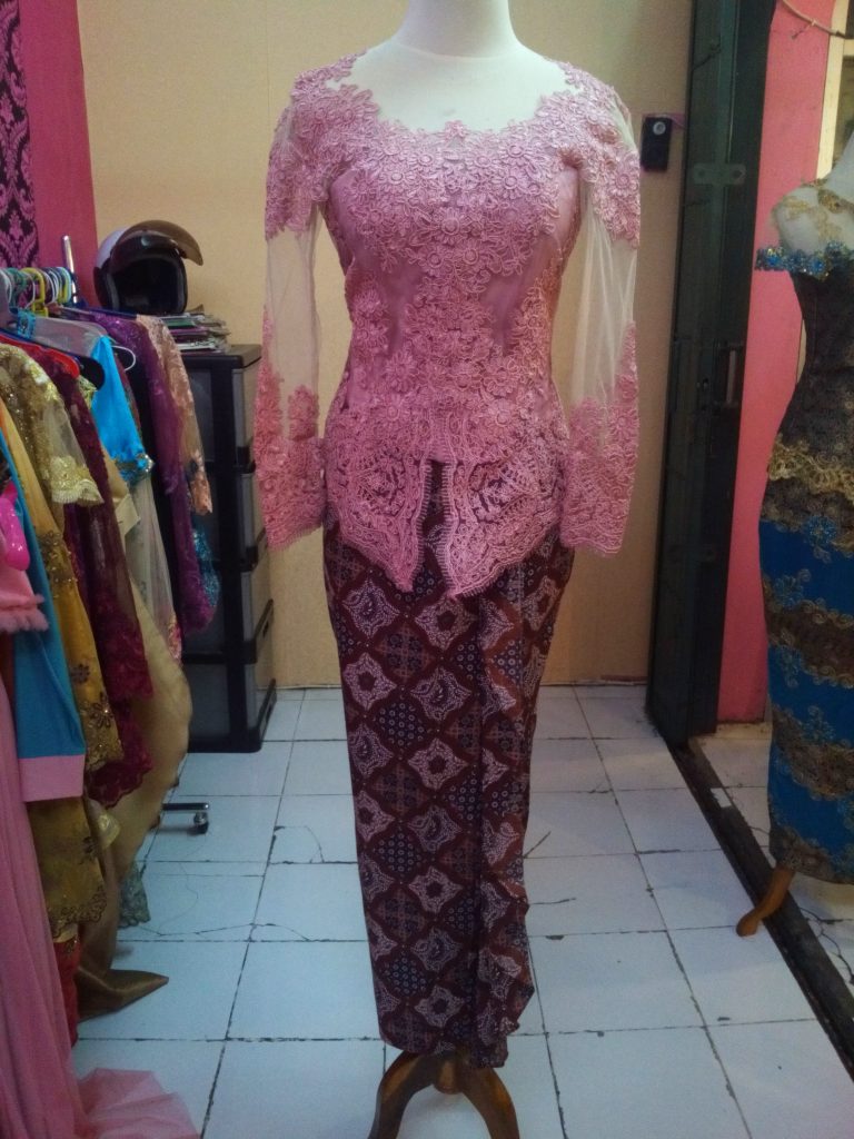 Kebaya Wisuda Kerah Sabrina Warna Pink Full