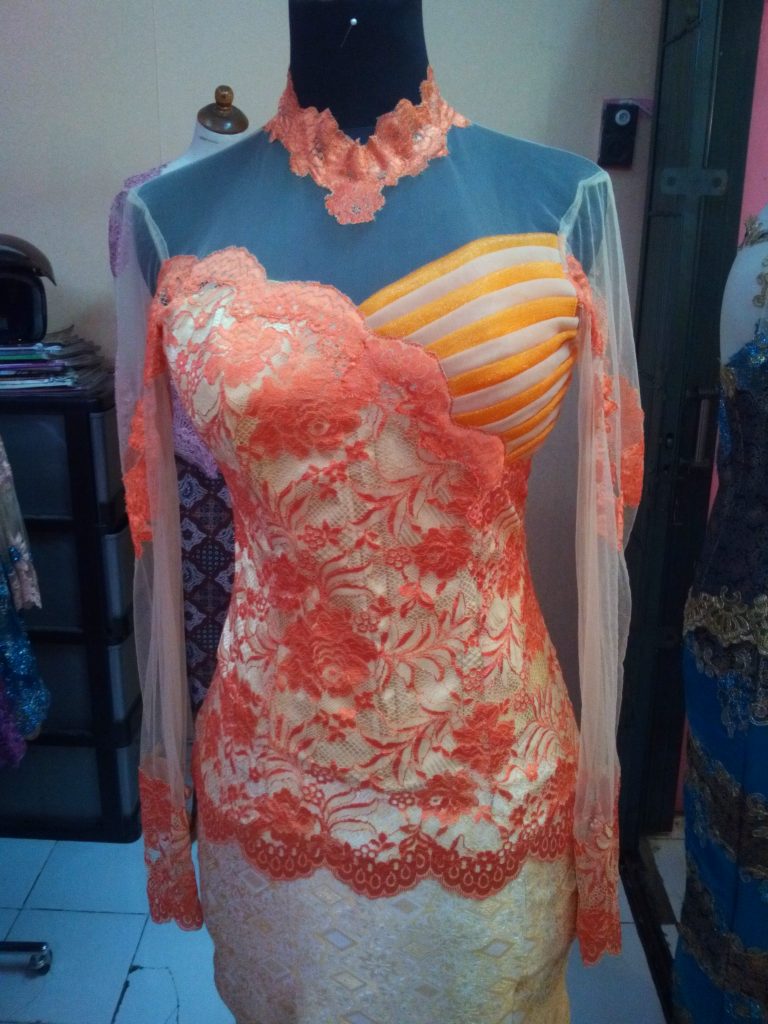 Kebaya Brocade Orange Aplikasi Offneisel Tampak Depan