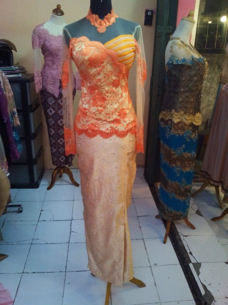 Kebaya Brocade Orange Aplikasi Offneisel Tampak Depan Full