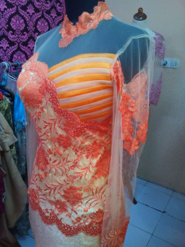 Kebaya Brocade Orange Aplikasi Offneisel Tampak Depan Samping