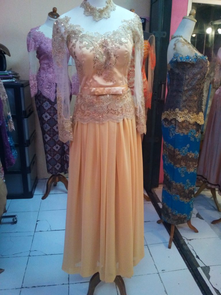Dress Kebaya Cantik Berwarna Kuning Emas Bahan Sifon 3