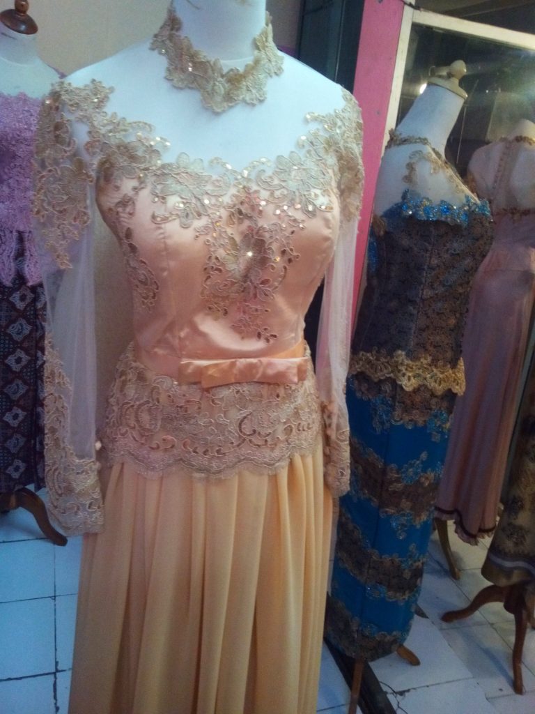 Dress Kebaya Cantik Berwarna Kuning Emas Bahan Sifon 1
