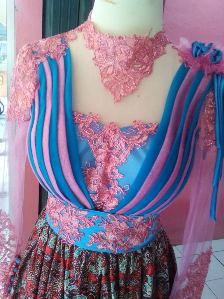 Dress Tille Batik Pink Biru Aplikasi Offneisel Tampak Dada