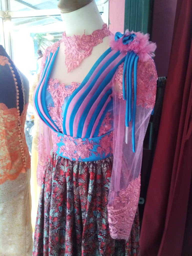 Dress Tille Batik Pink Biru Aplikasi Offneisel Tampak Samping