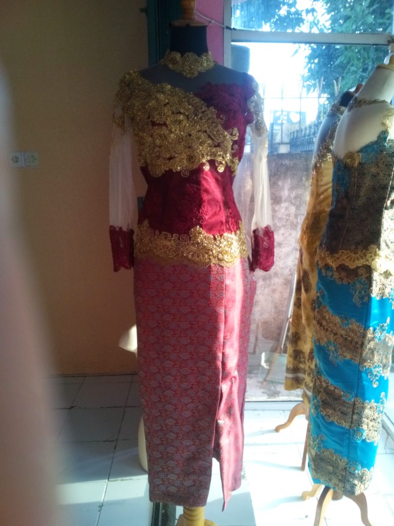 Kebaya Kombinasi Warna Merah Dan Emas Bagian Dada 3