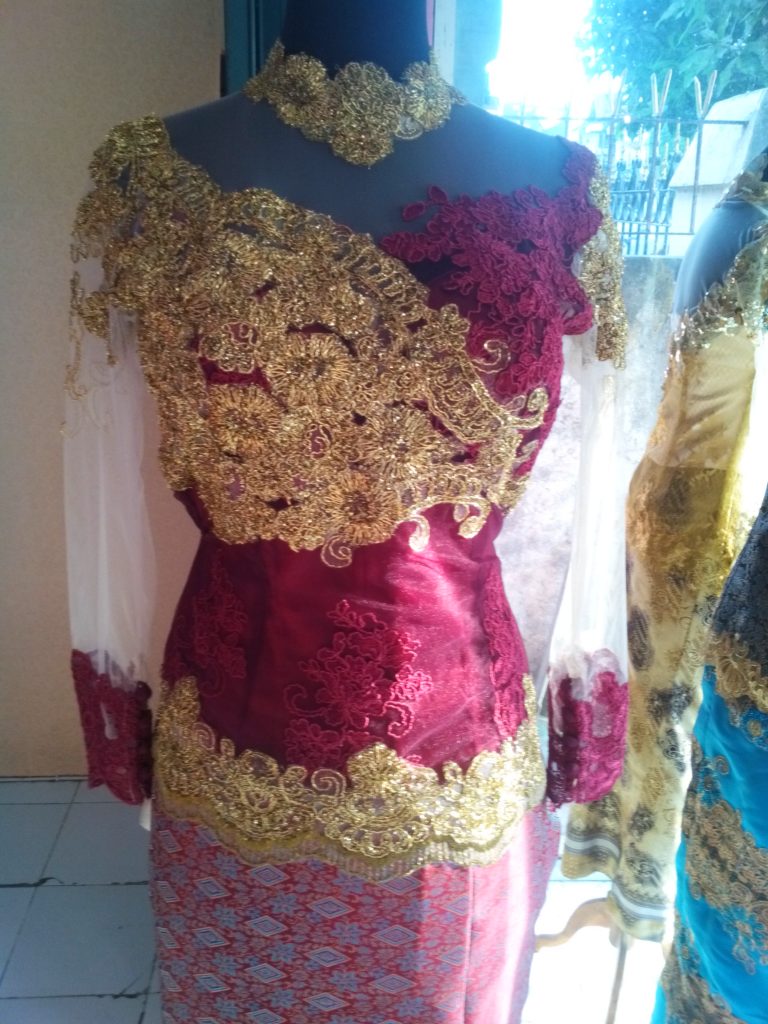 Kebaya Kombinasi Warna Merah Dan Emas Bagian Dada 1