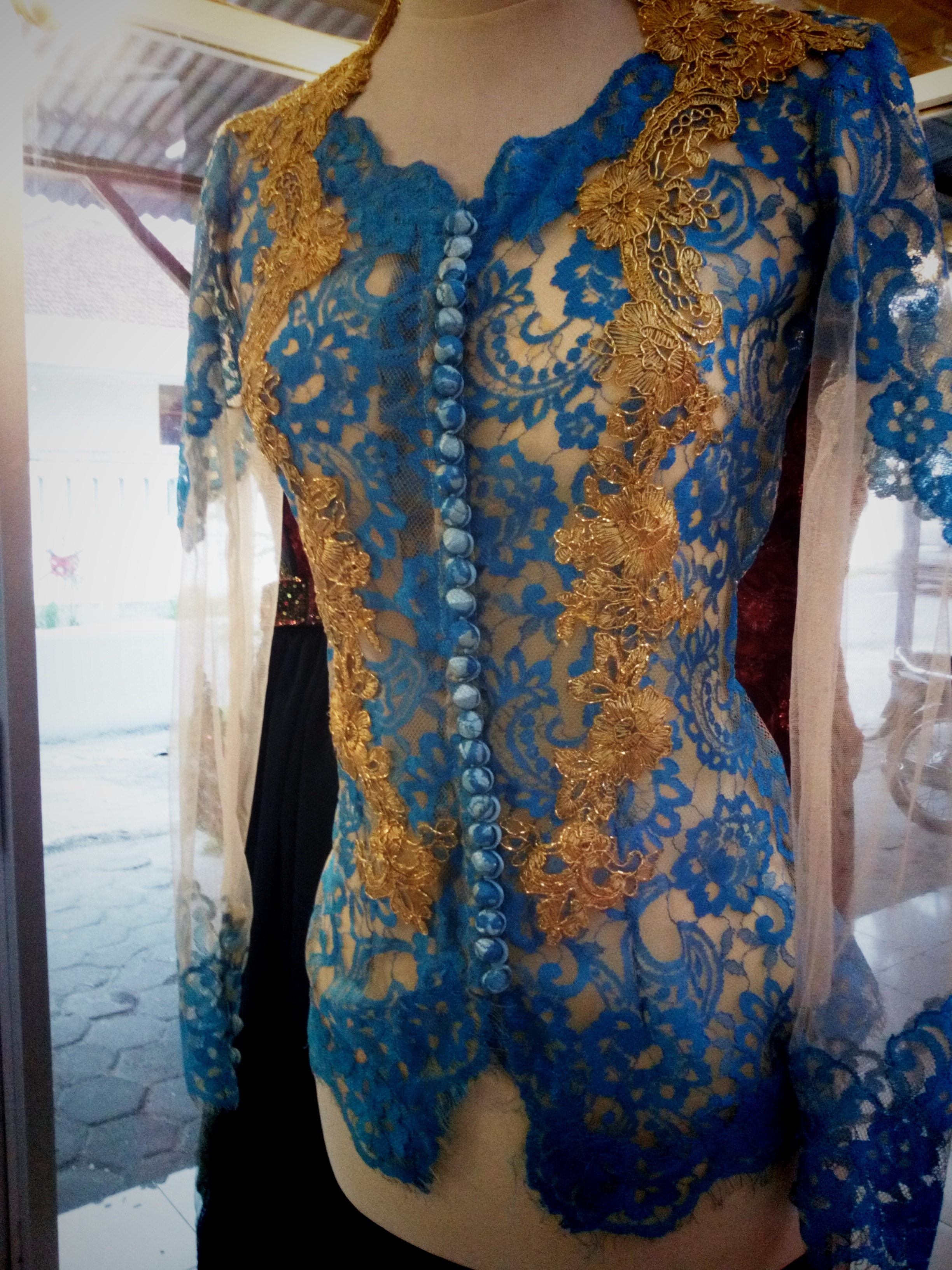 Kebaya Warna Biru Emas Tampak Samping