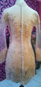 Kebaya warna putih tulang cornely tampak belakang full
