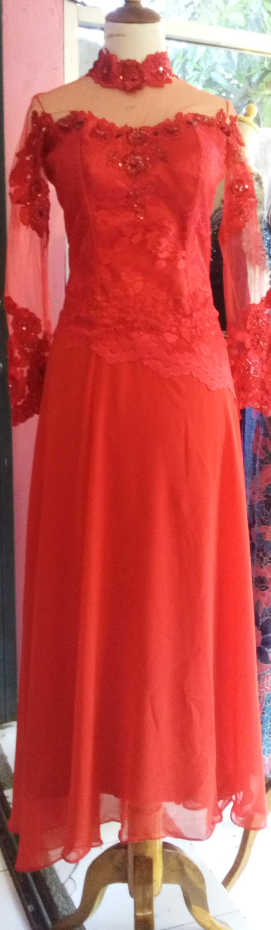 Dress Warna Merah Cerah  Asimetris