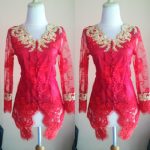 Kebaya Merah Aplikasi Emas Di Bagian Dada Dengan Vuring