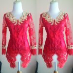 Kebaya Merah Aplikasi Emas Di Bagian Dada Dengan Vuring