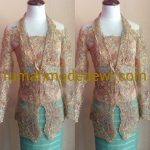 Kebaya Kerah Rebah Warna Emas