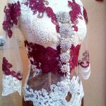 Kebaya Simpel Cantik Kombinasi Warna Merah Putih Tampak Depan