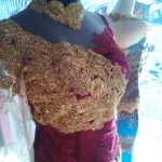 Kebaya Kombinasi Warna Merah Dan Emas Bagian Dada 2