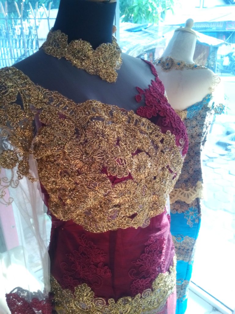 Kebaya Kombinasi  Warna  Merah  Dan Emas  Bagian Dada